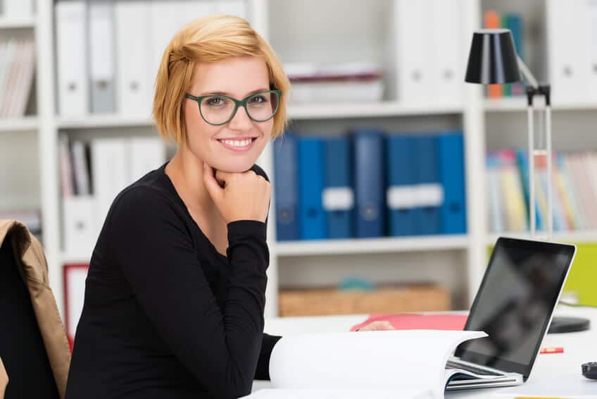 studentin arbeitet mit laptop am schreibtisch