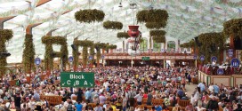 Oktoberfeststimmung im Hofbräu-Festzelt