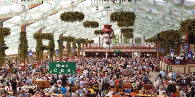 Oktoberfeststimmung im Hofbräu-Festzelt