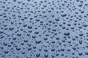 Ist der Lack eines Autos mit Nanopartikeln behandelt, schützt das nicht nur, sondern lässt auch das Wasser abperlen.