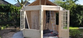 Aufbau eines Gartenpavillons
