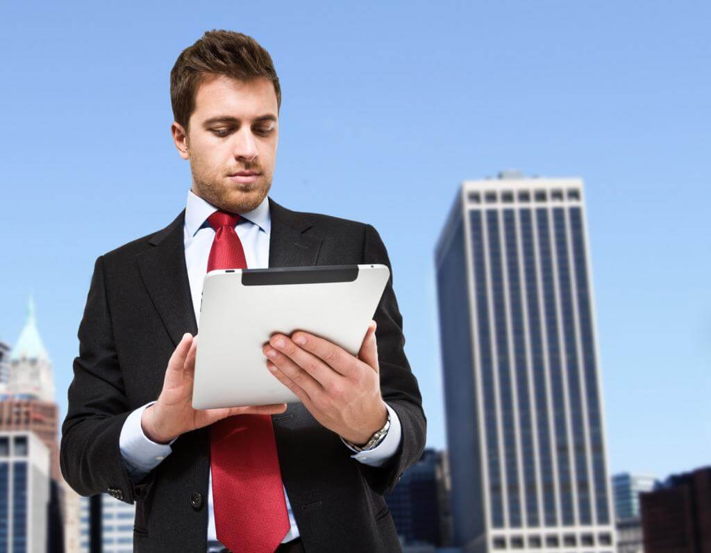 Хьюго уивинг матрица. Пирс броснан в роли джеймса бонда. Агент по другому как называется. Агент по другому как называется. Обязанности коммерческого агента.