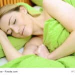 Frau schlft in Bett zur Erholung und Entspannung