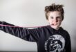 Junge mit Kaugummi