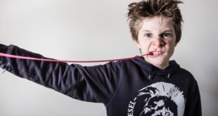 Junge mit Kaugummi