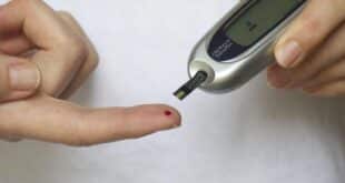 Diabetes Gerät mit Zeigefinger