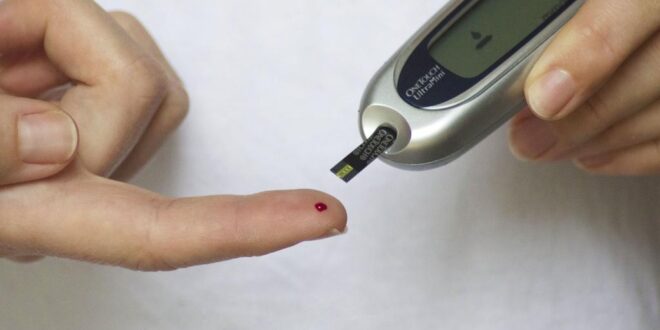 Diabetes Gerät mit Zeigefinger