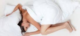 Frau schläft auf der richtigen Matratze