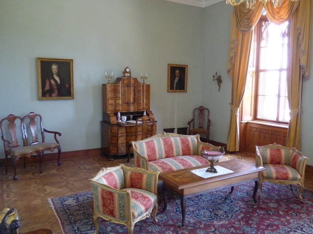 Antike Möbel im Haus für einen nostalgischen Touch