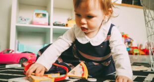 Kind im Kinderzimmer