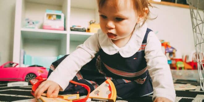 Kind im Kinderzimmer