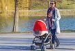 Frau mit Kinderwagen