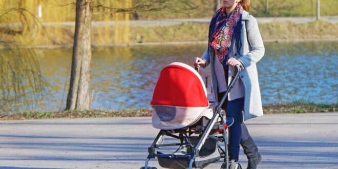 Frau mit Kinderwagen